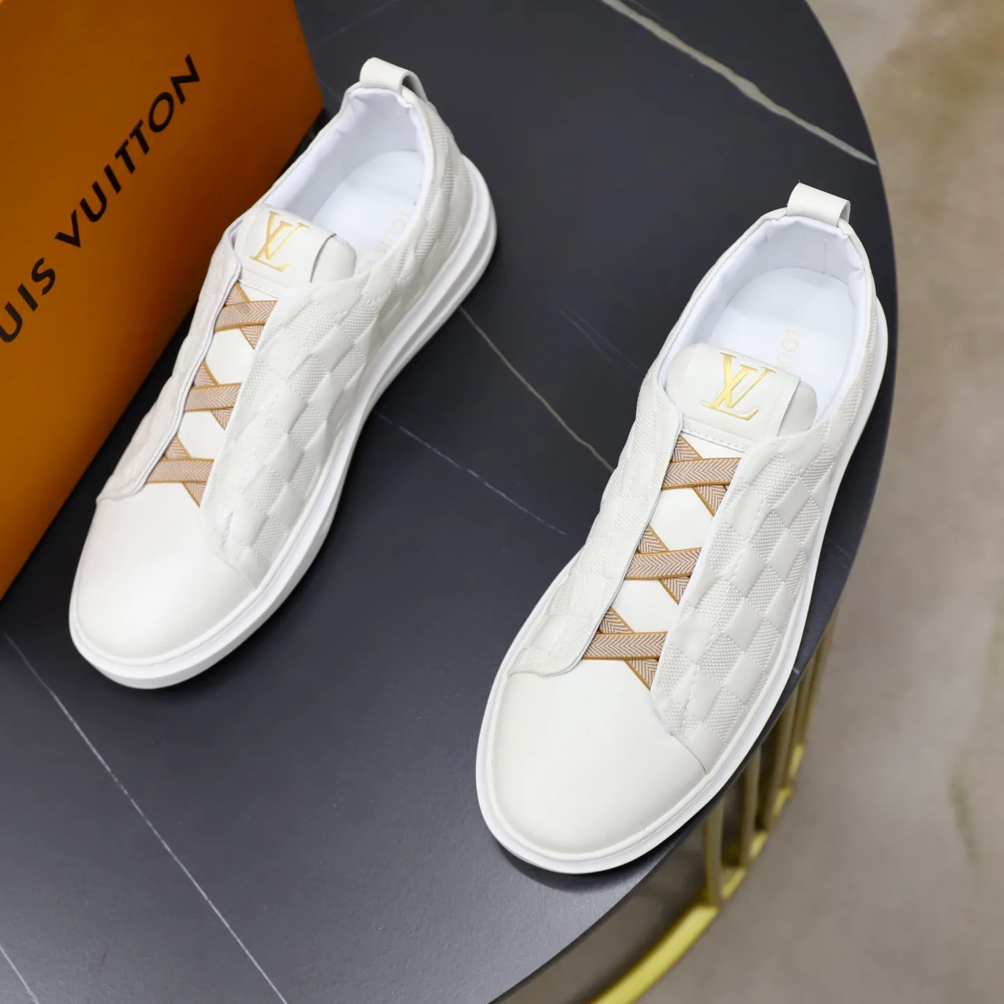 Ex-factory price: 442💰🙅‍♂️🙅‍♂️🙅‍♂️ Brand: LV Louis Vuitton Standard code: 38-44 (45 customized) Grade: Same as the official website Material: Original cowhide material stitching Comfortable and breathable sheepskin lining Lightweight and wear-resistant sports outsole Style category: Men's fashionable casual shoes Running sneakers Distinguished luxury brand elements Top luxury color: actual picture color